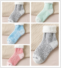 Load image into Gallery viewer, 5 Pair Thicker Solid Socks
