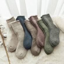 Load image into Gallery viewer, 5 Pair Thicker Solid Socks
